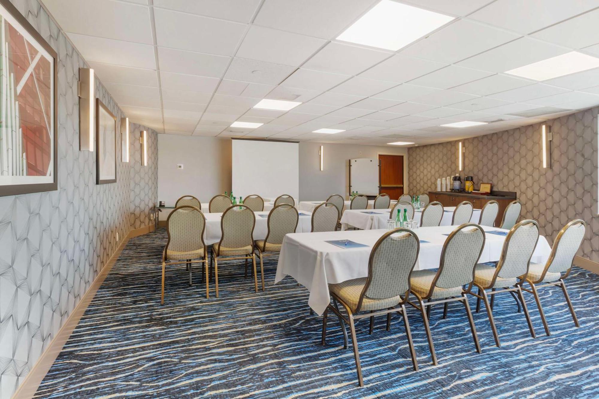 Glo Best Western Mississauga Corporate Centre Exterior photo